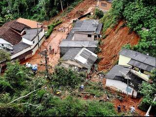 Casas foram soterradas por enxurrada de lama. (Foto: Terra)