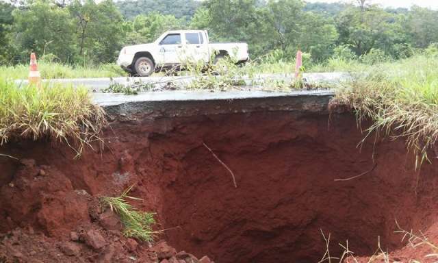 Crateras abrem na madrugada com as chuvas e interditam tr&ecirc;s rodovias 