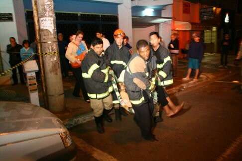 Apartamento pega fogo e Corpo de Bombeiros evacua edif&iacute;cio na 15