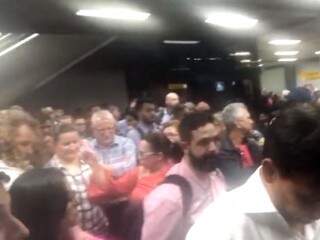 Passageiros se concentravam em guichê de companhia aérea em Guarulhos aguardando providências sobre voos. (Foto: Direto das Ruas)