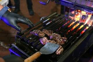 Carne sendo preparado com a temperatura da brasa e não sobre o fogo. (Foto: Paulo Francis)