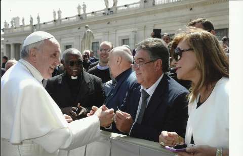Prefeito e Beth Puccinelli se emocionam em encontro com Papa Francisco