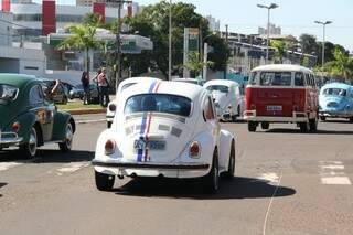 Durante a carreata não podia faltar a versão Herbie do Fusca, uma réplica do filme. (Foto: Marcos Ermínio)