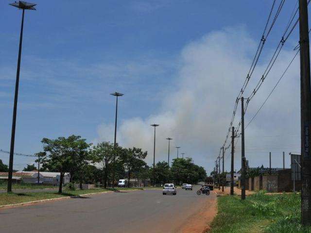 Inc&ecirc;ndio queima cinco hectares de terreno ao lado de hospital