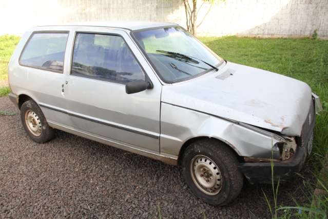 Falsos policiais invadem casa, roubam carro e um acaba preso