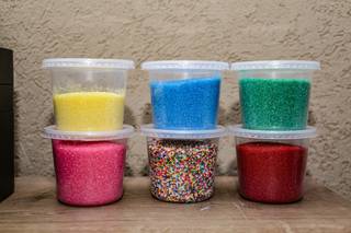 Açúcar granulado já vem colorido. (Foto: Kísie Ainoã)