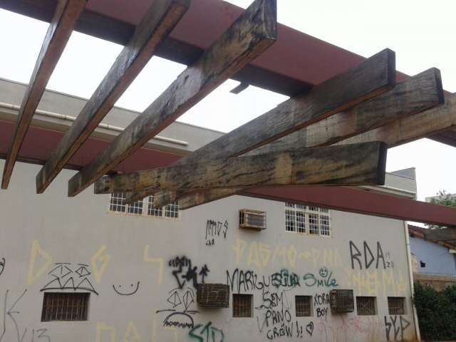Pilastra de madeira amea&ccedil;a cair na Orla Morena