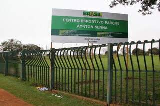 Na placa colocada nesta semana nas dependências do Parque Ayrton Senna prevê o custo de R$ 6 milhões para construção da pista olímpica e a data de início das obras, 29/06/2015 (Foto: Marcos Ermínio)
