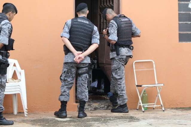 Pol&iacute;cia encontra drogas em casa onde houve tiroteio e localiza terceiro suspeito