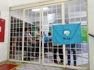 Funcionários foram impedidos de entrar no prédio por grupo de sem-terra (Foto: Liniker Ribeiro)