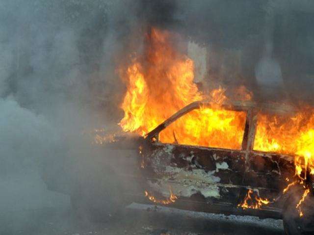  Homem coloca fogo no pr&oacute;prio carro e tenta agredir curiosos e familiares