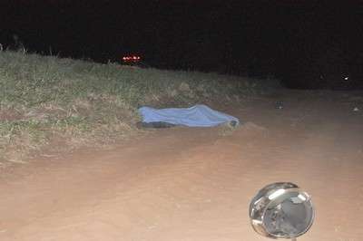 Casal em moto perde controle, bate de frente com carro e morre na BR-060