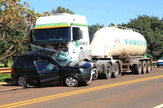 Homem morre em acidente entre carro e caminh&atilde;o, o 3&deg; caso em 24 horas