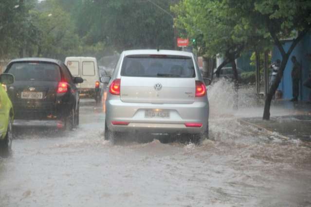 Chuva forte causa alagamentos e panes em sem&aacute;foros na Capital