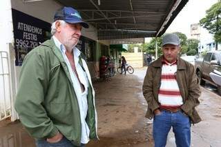Agricultores falam da expectativa com obra. José, a direita, perdeu o filho em um acidente de trânsito na rodovia (Foto: Marcelo Victor0