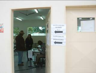 Na unidade de Campo Grande a votação vai até às 22 horas. (Foto: Pedro Peralta)