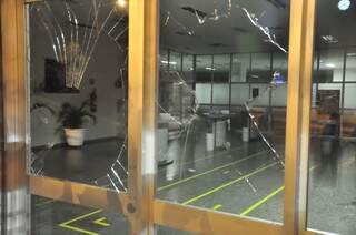 Porta do banco Bradesco teve os vidros quebrados.