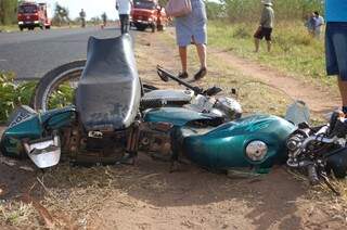 Motocicleta da vítima que morreu na BR 262m ficou destruída. (Foto: Viviane Oliveira)