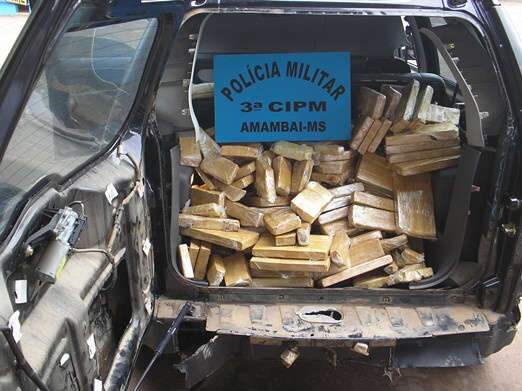  Jovem &eacute; preso com 106 kg de maconha escondida em carro