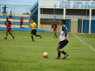 Jogadores durante lance no amistoso realizado esta manhã, na Capital (Foto: Nelson Corrales/Divulgação)
