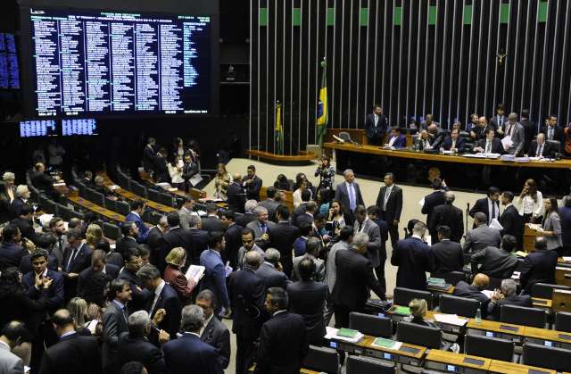 Pol&iacute;ticos se &#039;vendem&#039; como novos, mas s&atilde;o beneficiados por velhos privil&eacute;gios