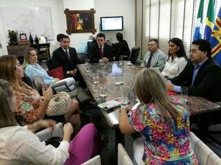 Reunião de grupo para proteção da mulher foi no gabinete do prefeito. (Foto: Kleber Clajus)