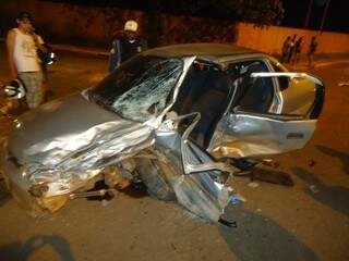 Corsa foi o carro que ficou mais destruído após a colisão (Foto: Lorival Ferreira)