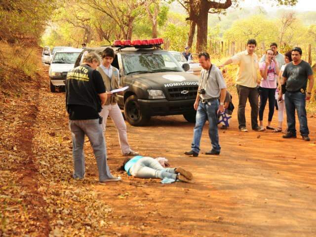  Mulher encontrada morta em estrada tinha tatuagem do PCC no tornozelo 