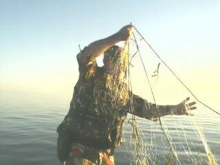 Pescador flagrado com rede pela PMA pode ficar preso por até 3 anos. (Foto: Divulgação)