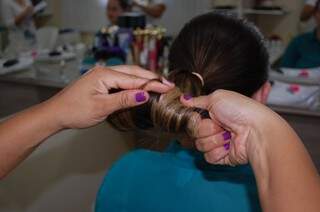 Depois de &quot;vestir&quot; o cabelo, se deve enrolar até chegar à xuxinha.  (Foto: Simão Nogueira)