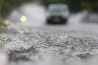 Na rua Antônio Maria Coelho, nível da água surpreendeu condutores em poucos minutos de chuva (Foto: Marcelo Victor)