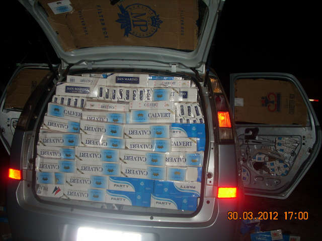  Pol&iacute;cia apreende carro com dois mil ma&ccedil;os de cigarros