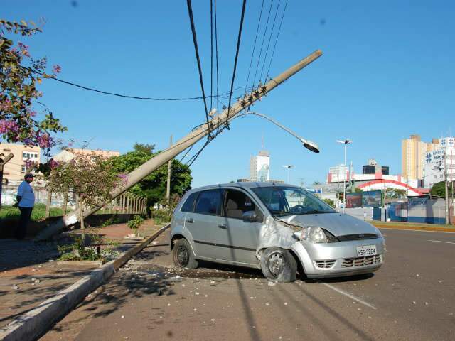  Carro quase arranca poste ap&oacute;s colis&atilde;o na avenida Fernando Corr&ecirc;a da Costa