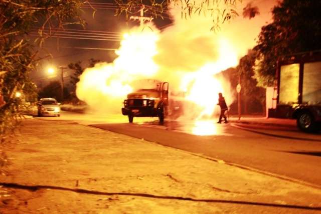 Carga pega fogo e condutor espalha chamas pelas ruas para evitar acidente