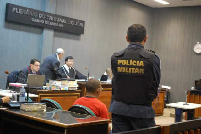  Em julgamento, r&eacute;u diz que esfaqueou duas crian&ccedil;as e ex-sogra por acidente