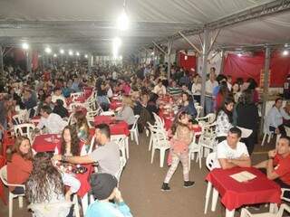 Registro da lotação da Praça de Alimentação nas edições anteriores dessa festa tradicional de Mato Grosso do Sul. (foto: Assessoria)