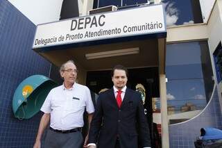 Médico José Maria sai acompanhado do advogado da Depac. (Marcelo Victor)