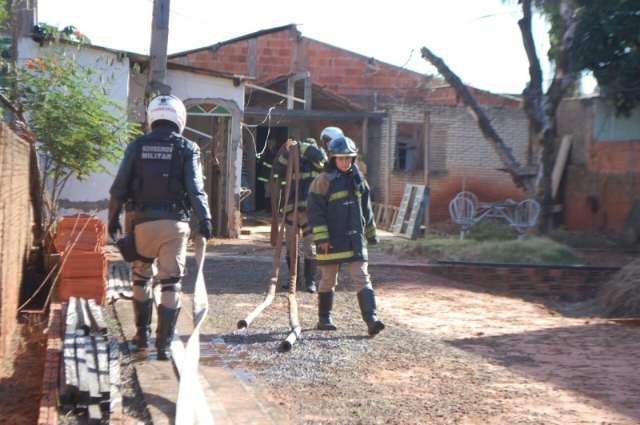 Instala&ccedil;&otilde;es el&eacute;tricas prec&aacute;rias provocam inc&ecirc;ndio na Vila Progresso