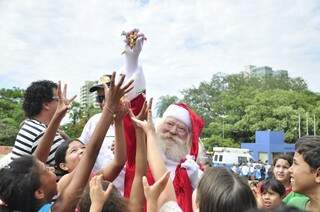 Papai Noel chegou de helicóptero e fez a alegria das crianças (Foto: João Garrigó)