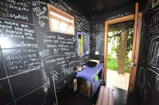 No banheiro, paredes ganham palavras em giz de lembrança dos visitantes. (Foto: Marcelo Calazans)
