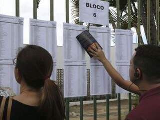 Candidatos conferem resultado de seleção para universidade (Foto:  Valter Campanato/Agência Brasil)