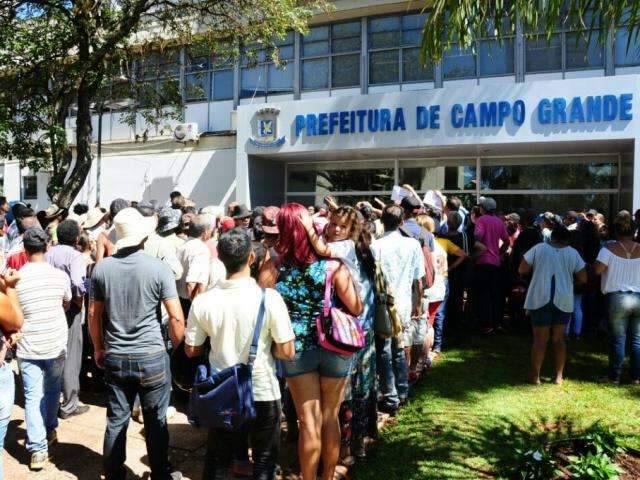 Grupo de sem-teto faz protesto na prefeitura e pede para falar com prefeito