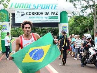Corredor leva a bandeira do Brasil na edição do ano passado (Foto: CMO/Divulgação)