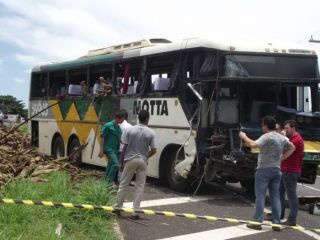  &Ocirc;nibus de Ivinhema tomba com caminh&atilde;o na rodovia de SP