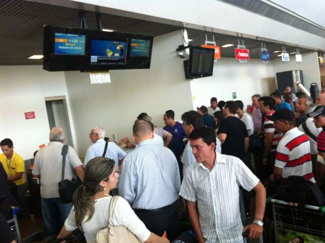 Grupo de campo-grandenses est&aacute; preso em aeroporto de Cuiab&aacute; h&aacute; 24h