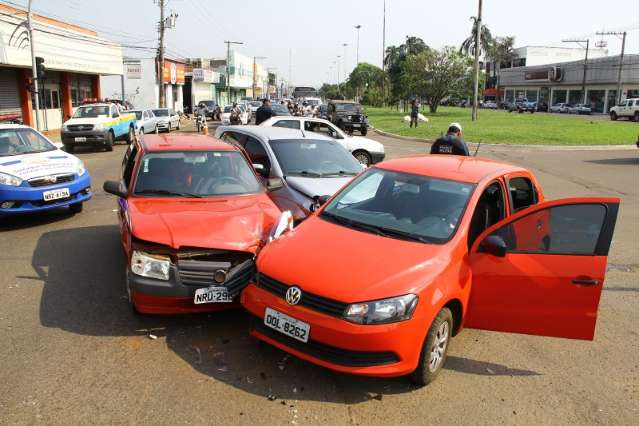 Gol fura sinal vermelho e atinge dois carros na Costa e Silva