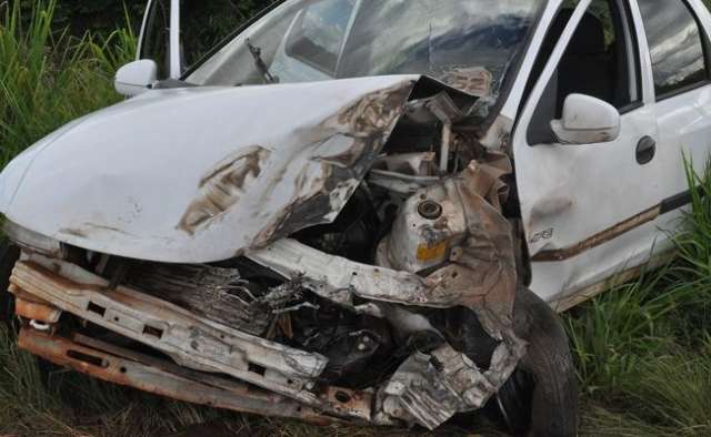 Mulher perde dire&ccedil;&atilde;o ao passar por buraco e bate em carreta na MS-306