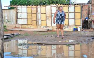 Moradora da Cidade de Deus, Andriela sofre com as chuvas e ajuda a vizinha Luciene, que perdeu a casa. (Foto: João Garrigó)