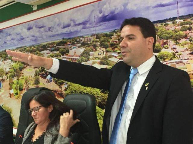 Presidente da C&acirc;mara assume cadeira de prefeito cassado por compra de voto