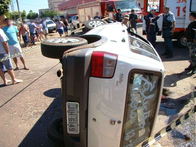  Carro capota ap&oacute;s colis&atilde;o em cruzamento de Tr&ecirc;s Lagoas